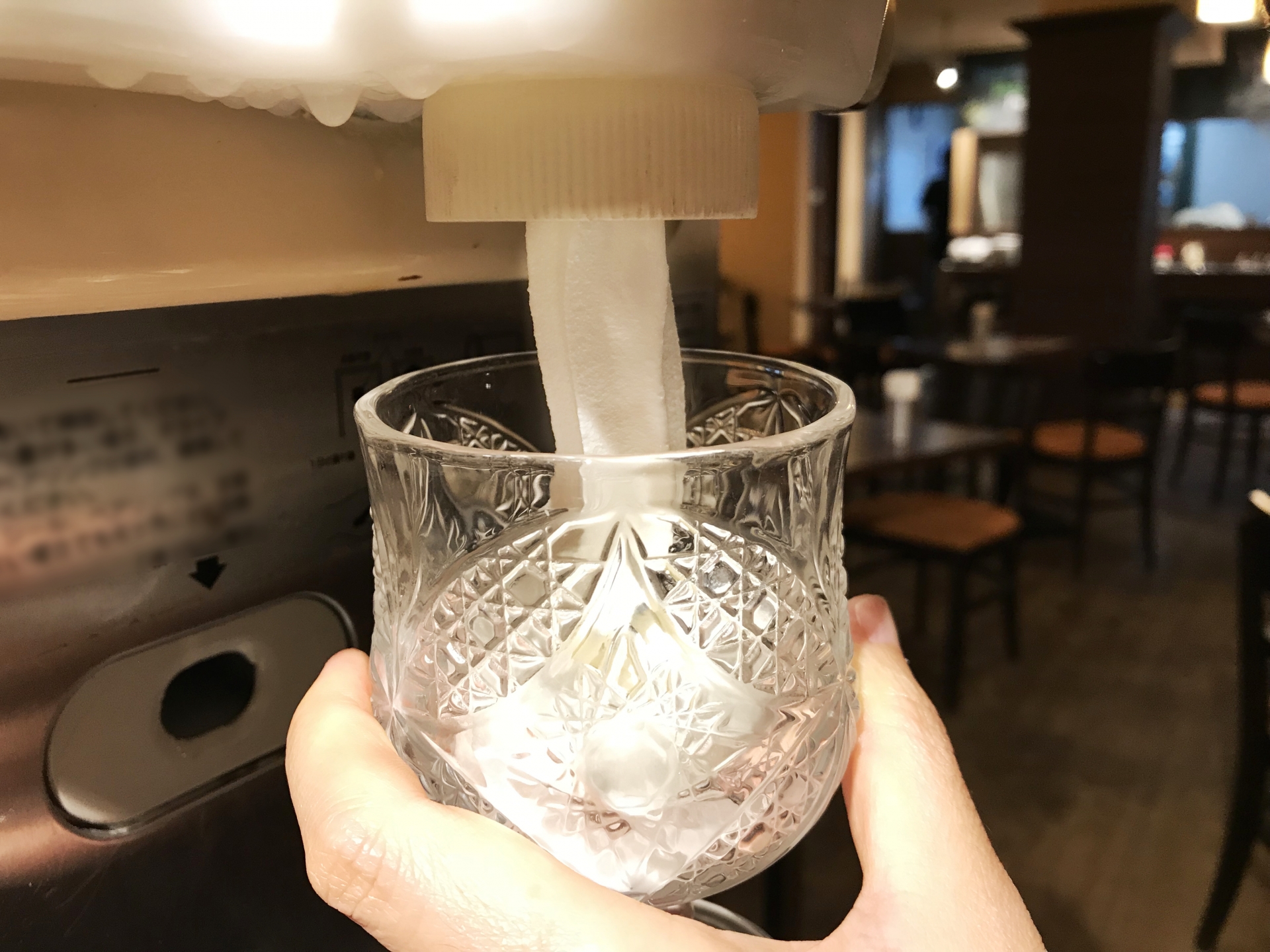 ソフトクリームサーバーを使用している様子